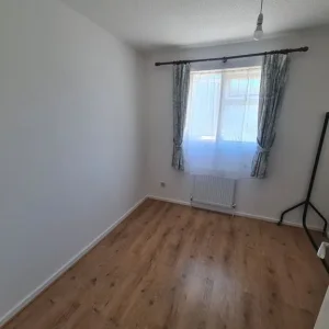 3 bedroom house in bewbush - Image 5