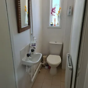3 bedroom house in bewbush - Image 6