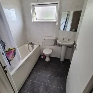 3 bedroom house in bewbush - Image 7