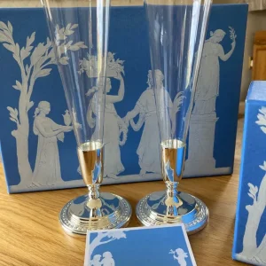 Wedgewood champagne flutes and candlesticks - Image 3