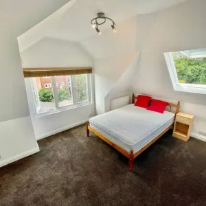 1 Bed Loft Flat – Sloping Ceilings, Quiet Street, Near Public Transport