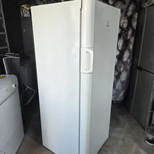 Tall freezer by Indesit - Image 5