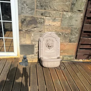 Wall mounted Lion head water fountain