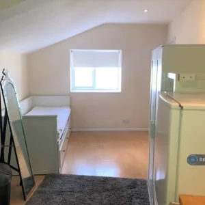 Studio flat in Deer Park Road, South Wimbledon, SW19 - Image 2