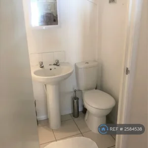 Studio flat in Deer Park Road, South Wimbledon, SW19 - Image 4
