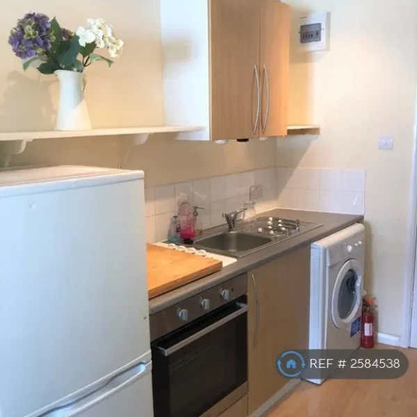Studio flat in Deer Park Road, South Wimbledon, SW19