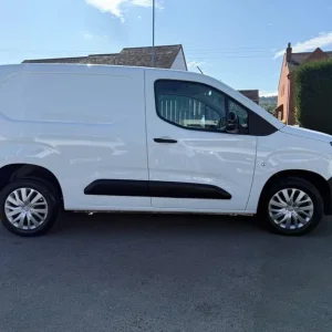 2022 Peugeot Partner 1.5 BlueHDi Professional Panel Van - Image 3