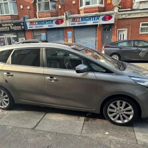 Kia Carens 2014 MPV, 1.7 CRDI, 7-seater, manual - Image 2