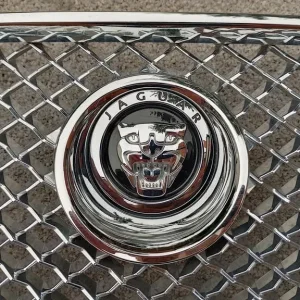 Jaguar XF X250 Chrome Front Bumper Grill With Badge (2008–2011) - Image 3