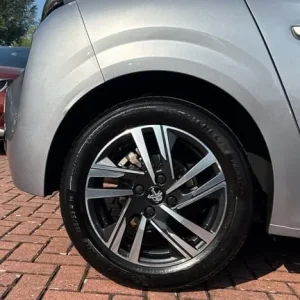 2023 Peugeot 208 1.2 PureTech 100 Allure Premium 5-door hatchback - Image 7