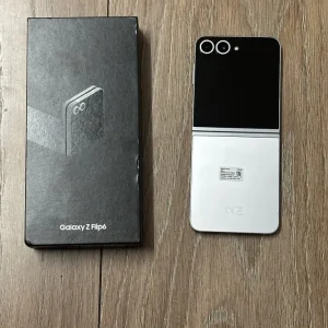 Samsung Galaxy Z Flip6 - Unlocked 256GB 12GB RAM - Like New - Boxed - Image 2