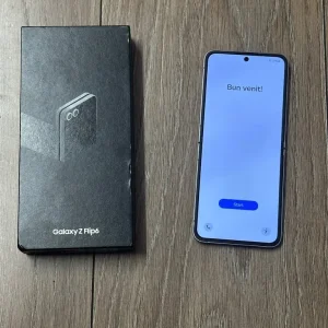Samsung Galaxy Z Flip6 - Unlocked 256GB 12GB RAM - Like New - Boxed