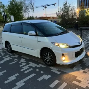 2014 Toyota Estima Hybrid MPV with Leather Seats and Heated Seats - Image 4