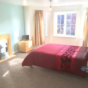 1 bedroom flat in Doughty Close, DY4