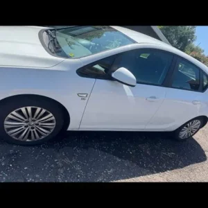 Vauxhall Astra Hatchback 2011 Manual 1398cc 5-door - Image 4