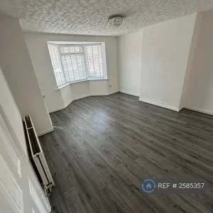 3 bedroom end-of-terraced house with garden and driveway - Image 2