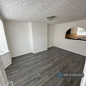 3 bedroom end-of-terraced house with garden and driveway - Image 3
