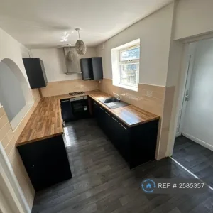 3 bedroom end-of-terraced house with garden and driveway - Image 4