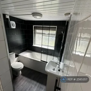 3 bedroom end-of-terraced house with garden and driveway - Image 5