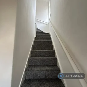 3 bedroom end-of-terraced house with garden and driveway - Image 6