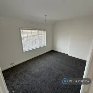 3 bedroom end-of-terraced house with garden and driveway - Image 7