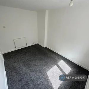 3 bedroom end-of-terraced house with garden and driveway - Image 8
