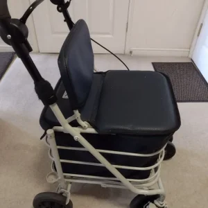 Shopping trolley/walker with cushioned seat - Image 4