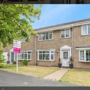 Three Bedroom House in Cheltenham - Image 2
