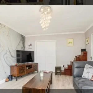 Three Bedroom House in Cheltenham - Image 4