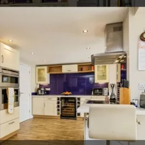 Three Bedroom House in Cheltenham - Image 6