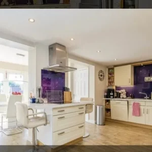Three Bedroom House in Cheltenham - Image 7