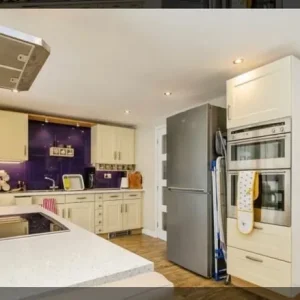 Three Bedroom House in Cheltenham - Image 8