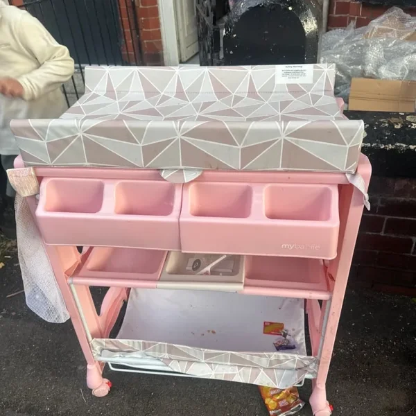 Free baby changing unit