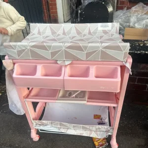 Free baby changing unit