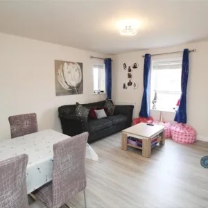 2 bedroom flat in Fullers Ground, Eagle Farm South - Image 2