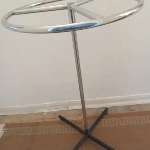 Circular clothes rail with swivel top