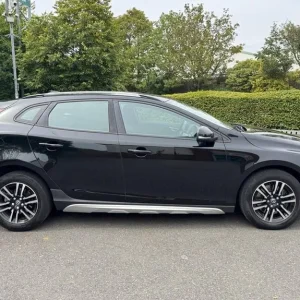 2017 Volvo V40 Cross Country 2.0 D4 Nav Plus Euro 6 (s/s) 5dr Hatchback Diesel Manual - Image 4