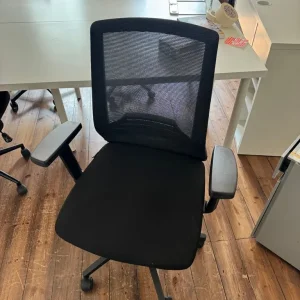 9 office desk chairs available - Image 5