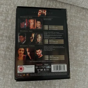 24 Collectors DVD Box Set Seasons 1, 2, 3 - Image 2