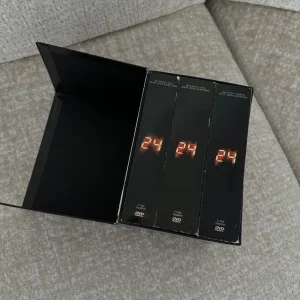 24 Collectors DVD Box Set Seasons 1, 2, 3 - Image 3