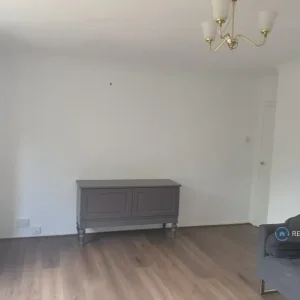 2 bedroom flat with new beds and furniture - Image 2
