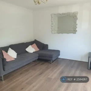 2 bedroom flat with new beds and furniture - Image 3