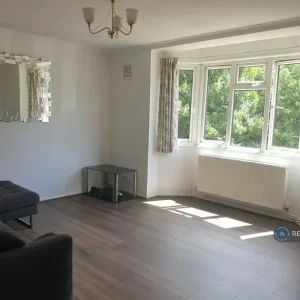 2 bedroom flat with new beds and furniture - Image 4