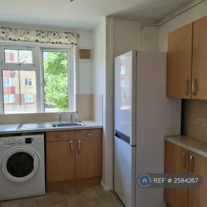 2 bedroom flat with new beds and furniture - Image 5