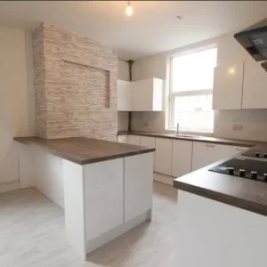 1-room student room with en-suite, Avenue Road - Image 2
