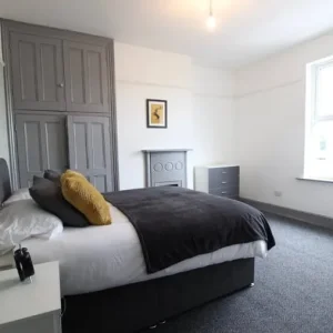 1-room student room with en-suite, Avenue Road - Image 3