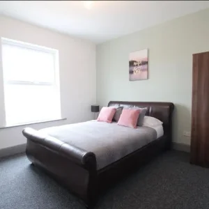 1-room student room with en-suite, Avenue Road - Image 5