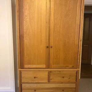 Solid Oak Willis and Gambier Bedroom Furniture Set - Image 3