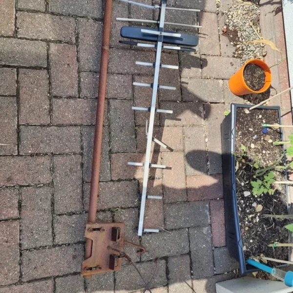 TV rooftop aerial and bracket pole roof