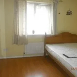 2 Bed House in Fenman Gardens, Mere, Wiltshire - Image 4
